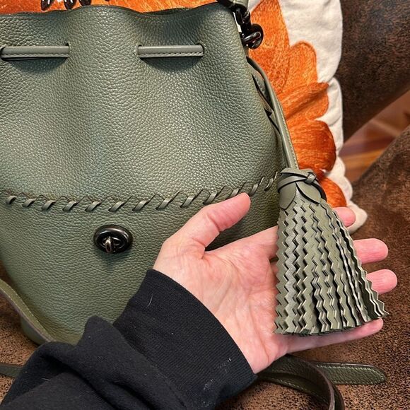 COACH LORA BUCKET BAG (651) WHIPSTITCH DETAIL TURNLOCK TASSELS STRAPS FERN VGUC - Picture 6 of 15